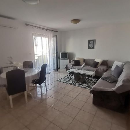 Apartments Petrica Малинска Екстериор снимка