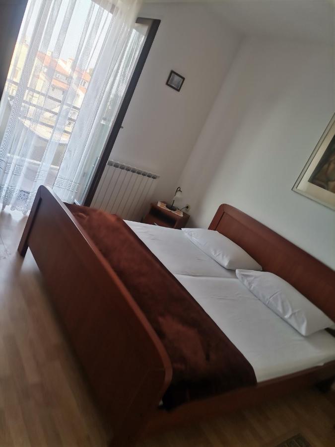 Apartments Petrica Малинска Екстериор снимка
