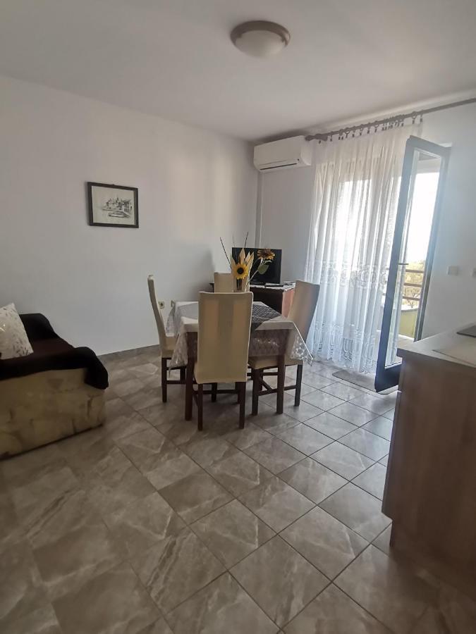 Apartments Petrica Малинска Екстериор снимка