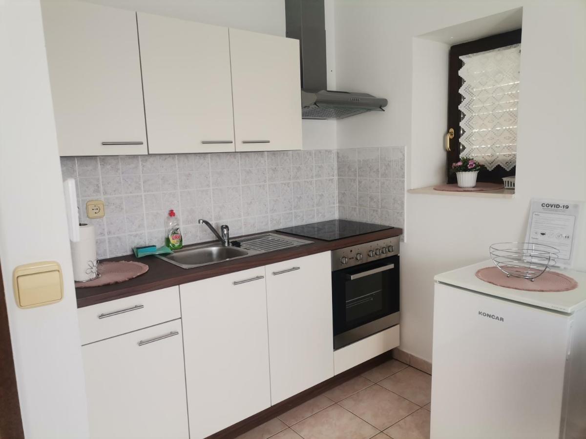 Apartments Petrica Малинска Екстериор снимка