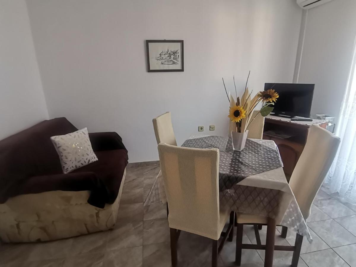 Apartments Petrica Малинска Екстериор снимка