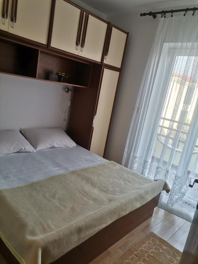 Apartments Petrica Малинска Екстериор снимка