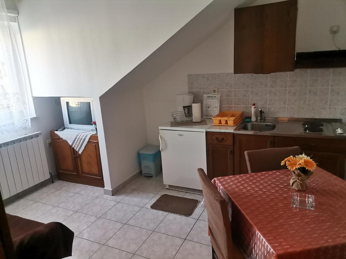 Apartments Petrica Малинска Екстериор снимка