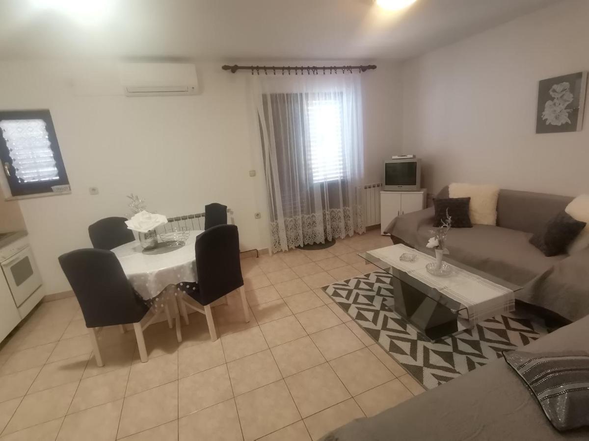 Apartments Petrica Малинска Екстериор снимка