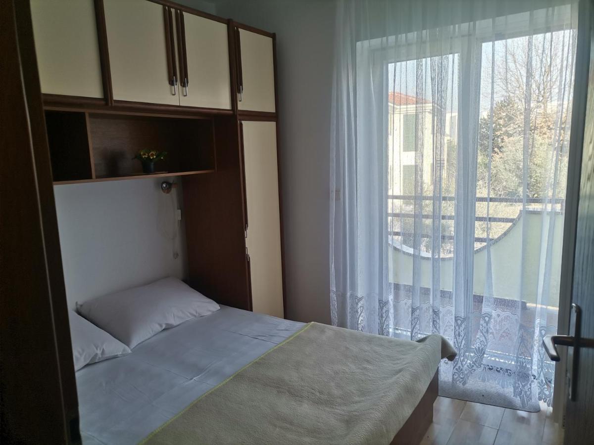 Apartments Petrica Малинска Екстериор снимка