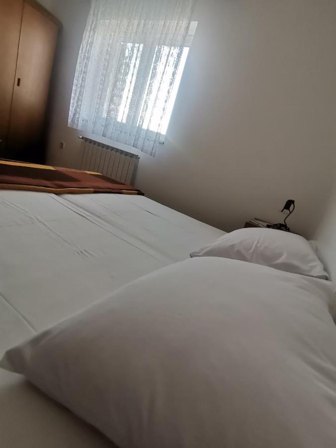 Apartments Petrica Малинска Екстериор снимка