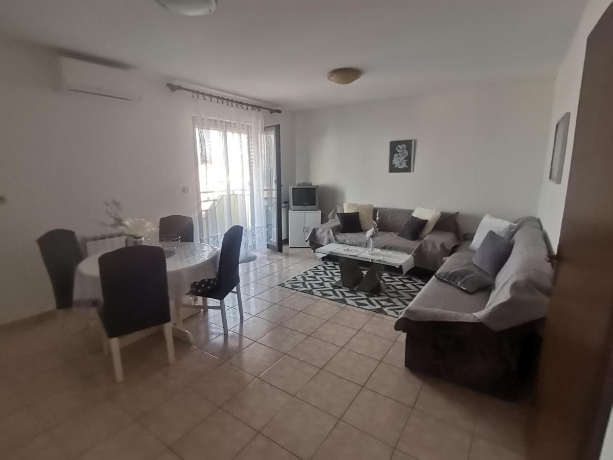 Apartments Petrica Малинска Екстериор снимка
