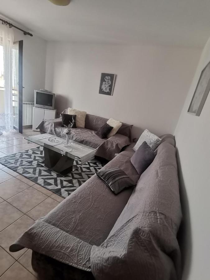 Apartments Petrica Малинска Екстериор снимка